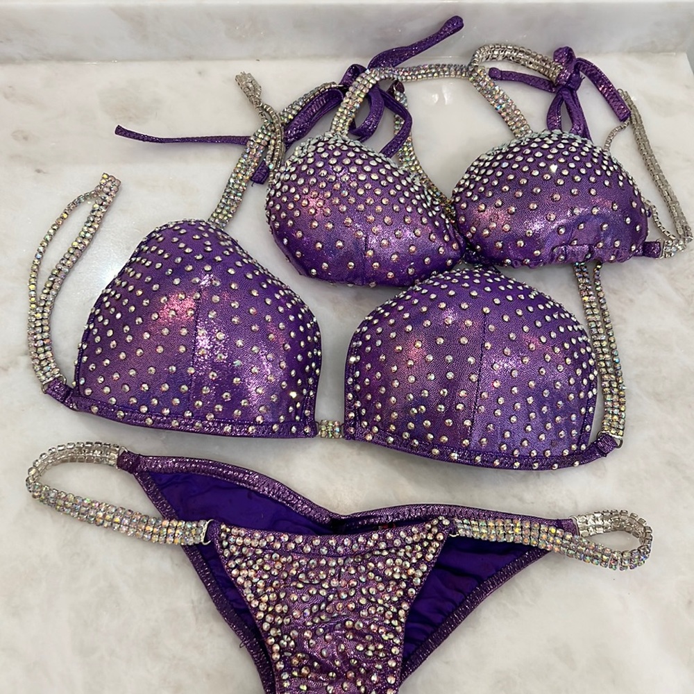 Bodybuilding bikini in purple